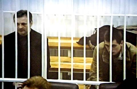 *На все вопросы прокурора Дмитрий Павличенко давал один ответ: «Свободу Павличенко, фальсификаторов за решетку!» (фото автора)